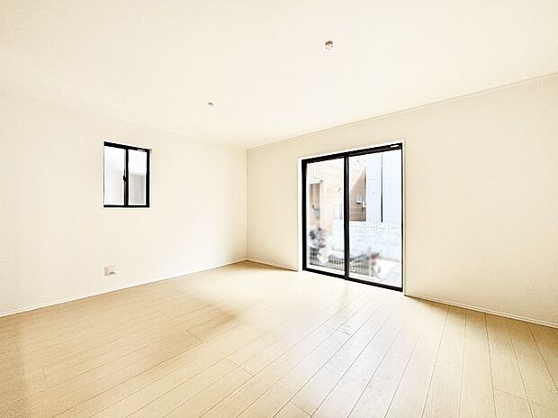 明るい陽光が注ぎ、寛ぎの雰囲気に満たされるリビングダイニング