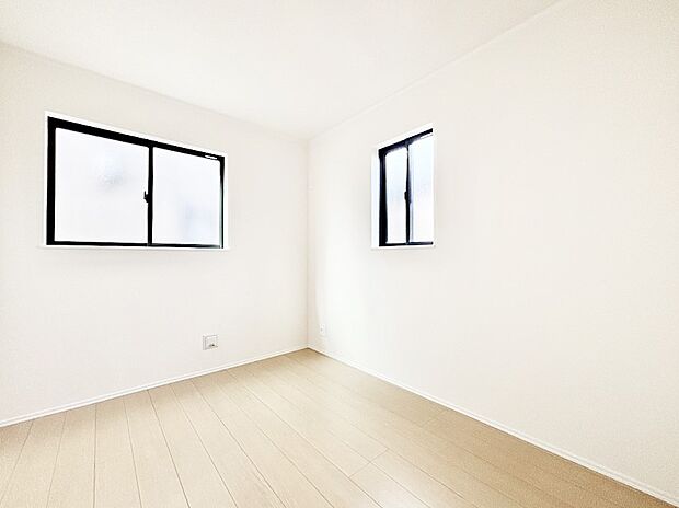 2面採光で気持ちよく自然光が取り入れられるのでお子様のお部屋にもピッタリ