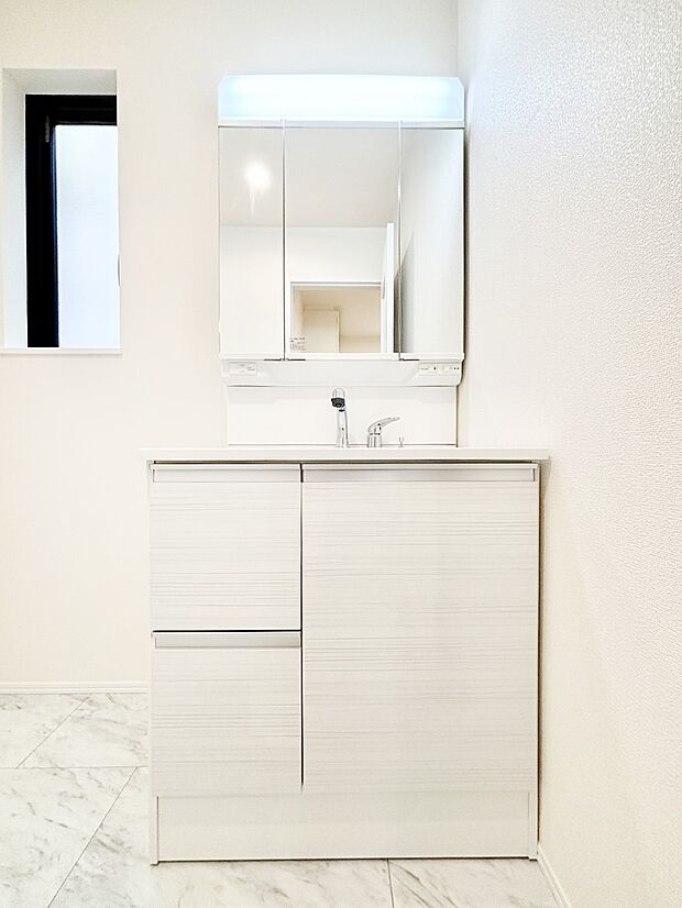 スタイリングに便利な三面鏡、ミラーキャビネットで細かい物スッキリ