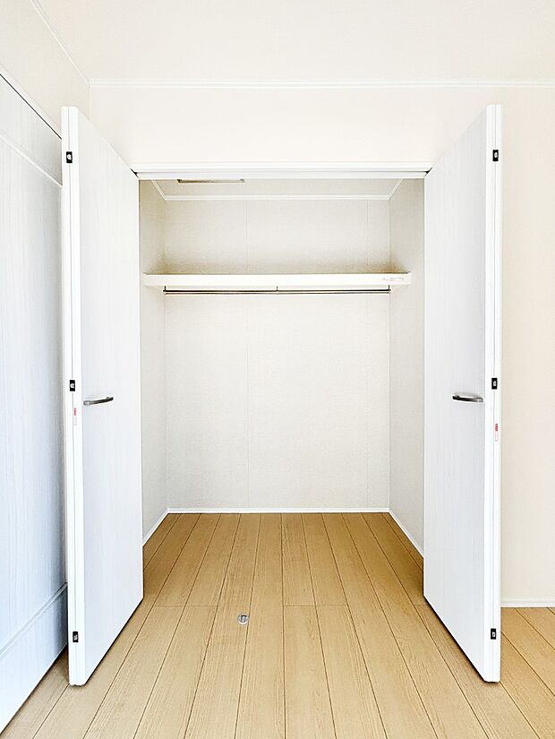 洋室のクローゼット。奥行きがあるので厚手の衣類もすっきり収まります。