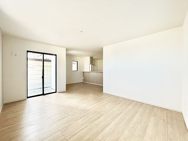 ご家族の賑やかな話し声で包まれる明るいリビング