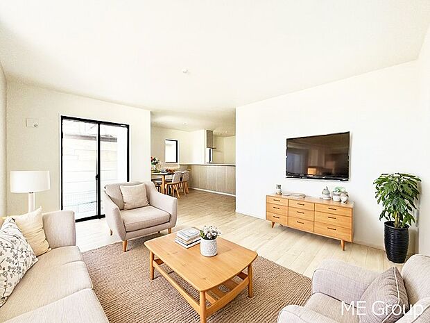 落ち着いた雰囲気のLDKは家族みんなの快適空間※家具はCGです