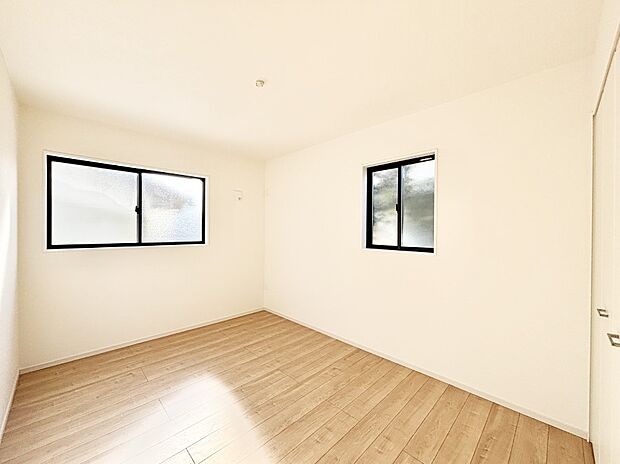 窓からのやさしい光が心地よいプライベートルーム