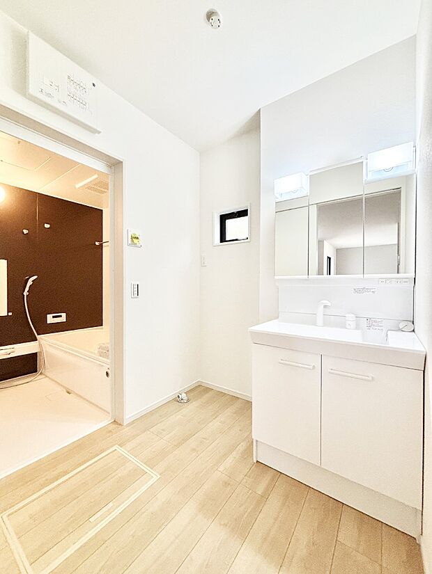 清潔感ある洗面化粧室で朝の身支度も快適