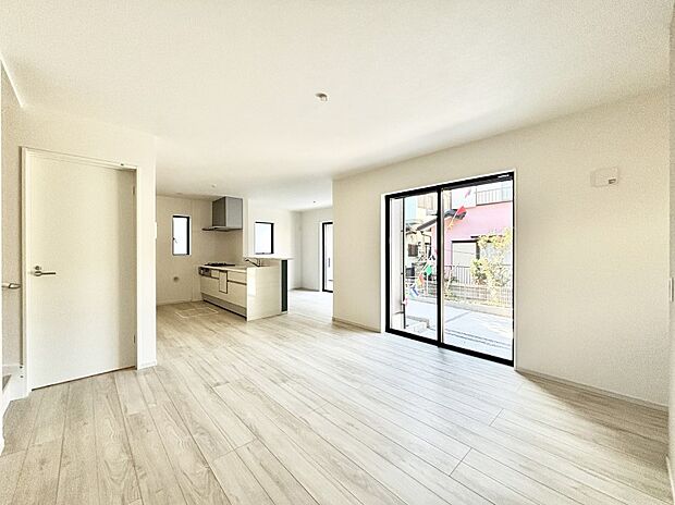 ご家族の賑やかな話し声で包まれる明るいリビング