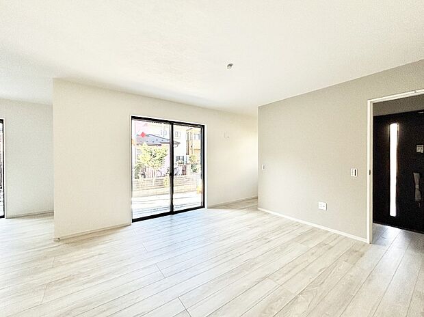 大きな窓からたっぷりの陽光と風を感じられるリビング