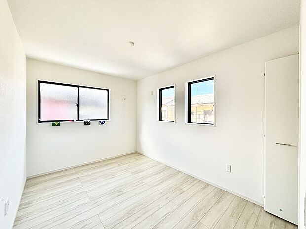 窓からのやさしい光が心地よいプライベートルーム