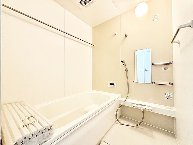 一日の疲れを癒してくれる明るい清潔感のあるバスルーム