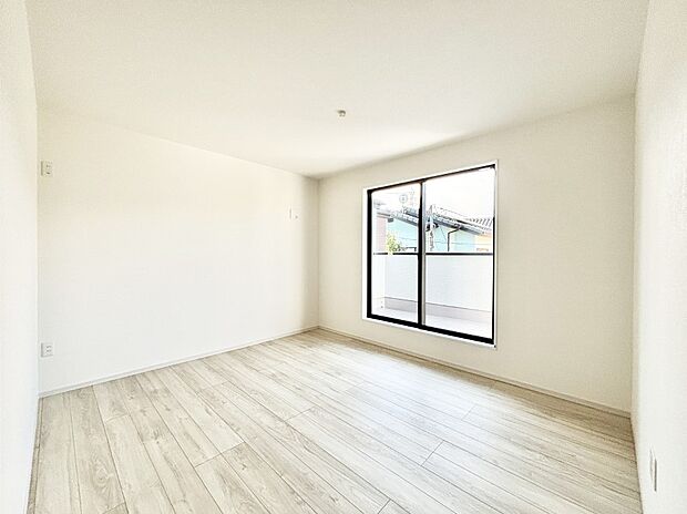 バルコニーが開放感をプラスしてくれる洋室