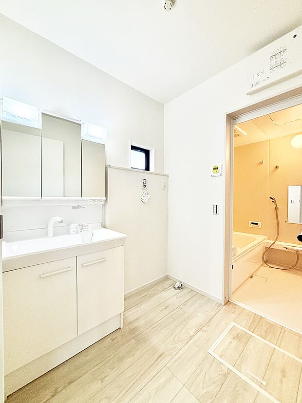 清潔感ある洗面化粧室で朝の身支度も快適