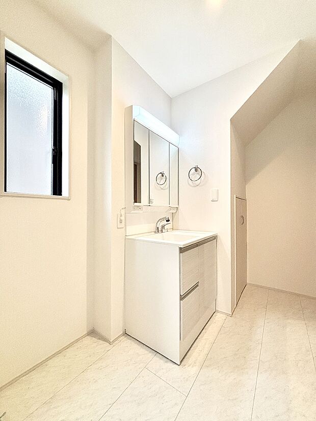 明るい洗面所は毎朝の身支度も楽しくできちゃいそうです。