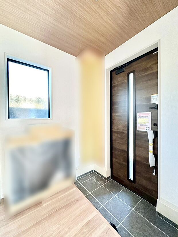 ガラススリットの入った玄関ドアが室内に光を届けてくれます