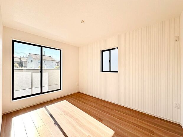 明るいバルコニーサイドに洋室を設置。目覚めの良い寝室に。 　