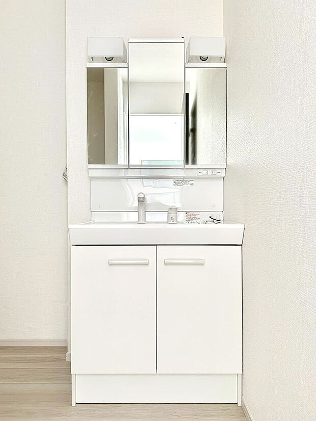 大きく見やすい三面鏡で清潔感ある洗面台は、身だしなみチェックや肌のお手入れにおすすめです。 