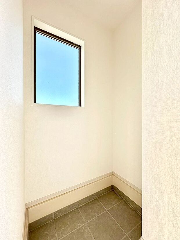 シューズインクローク付き！雨具やベビーカーも置けます。   