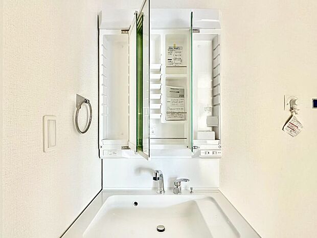 三面鏡の裏に、化粧品や衛生用品などを収納可能。洗面台をすっきりと保ちます!