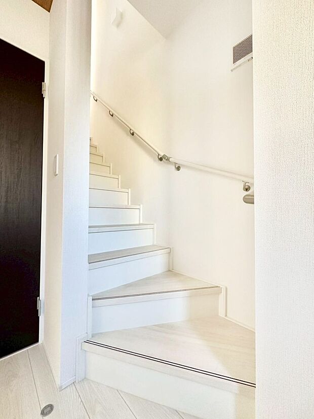 安全性を考慮し階段には手すりを設置しています