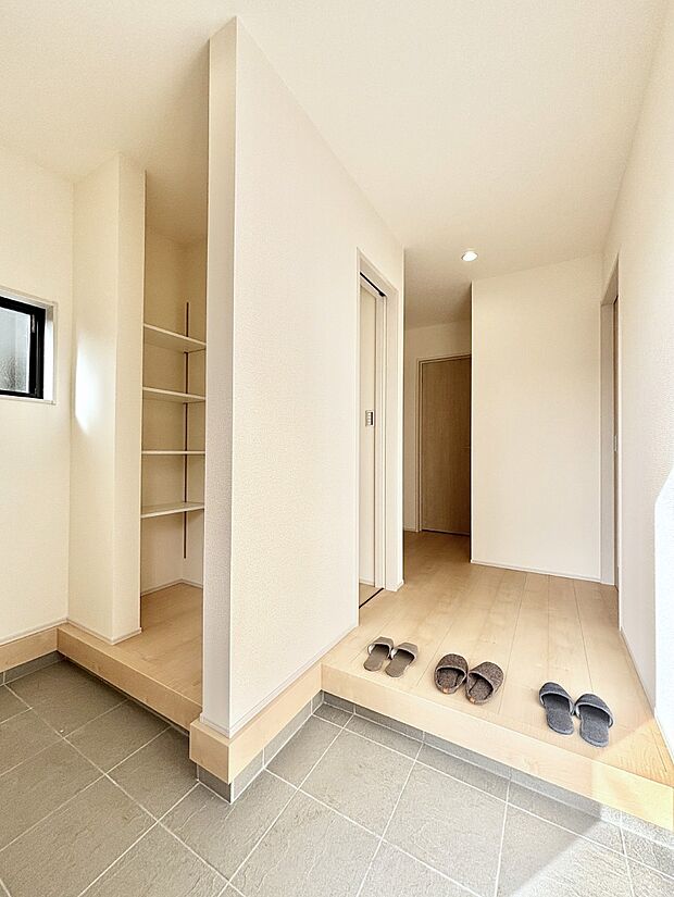 明るい玄関はお客様をお出迎えするのにぴったりです！ 