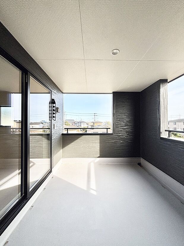 インナーバルコニーなので雨でも洗濯物を干す事が出来て、風通しがあるので乾きが良く、物干しスペースとして重宝します。 