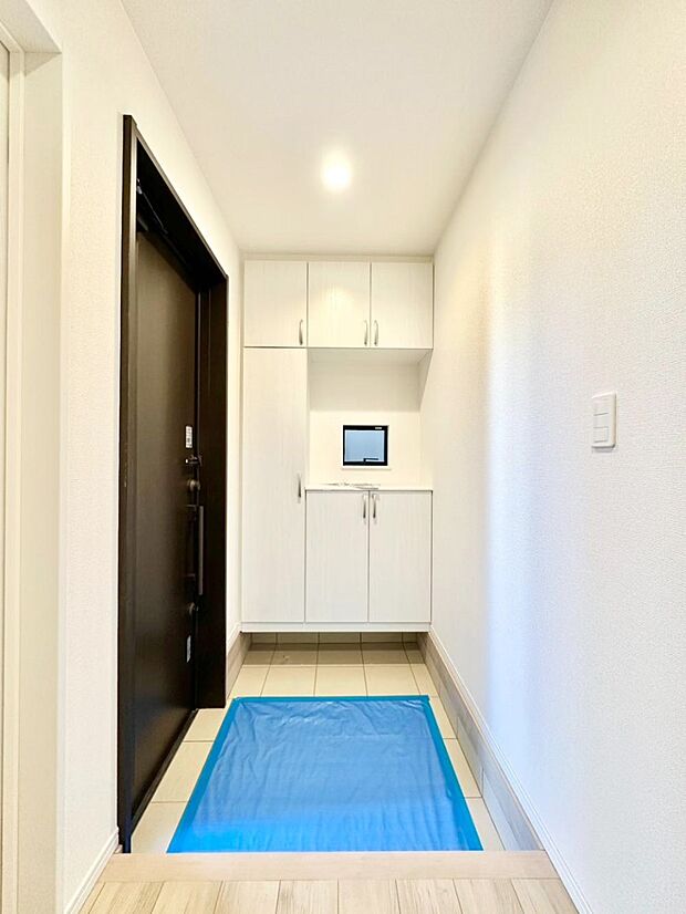 飾り棚を利用して、お越しいただくお客様をおもてなしできます。　