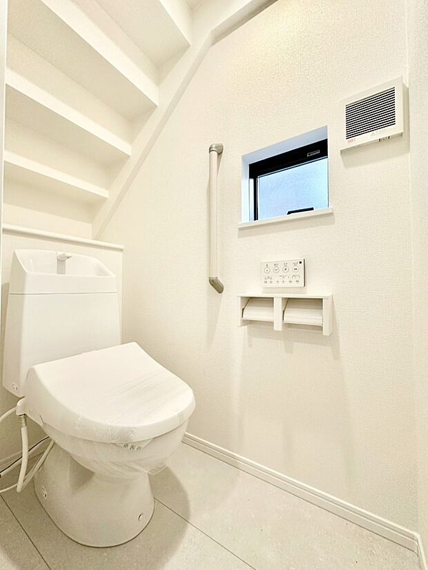 明るく清潔感のあるトイレです。 