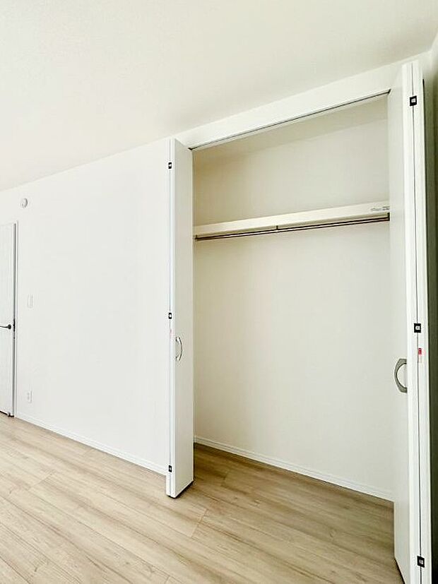 洋室のクローゼット。奥行きがあるので厚手の衣類もすっきり収まります。　