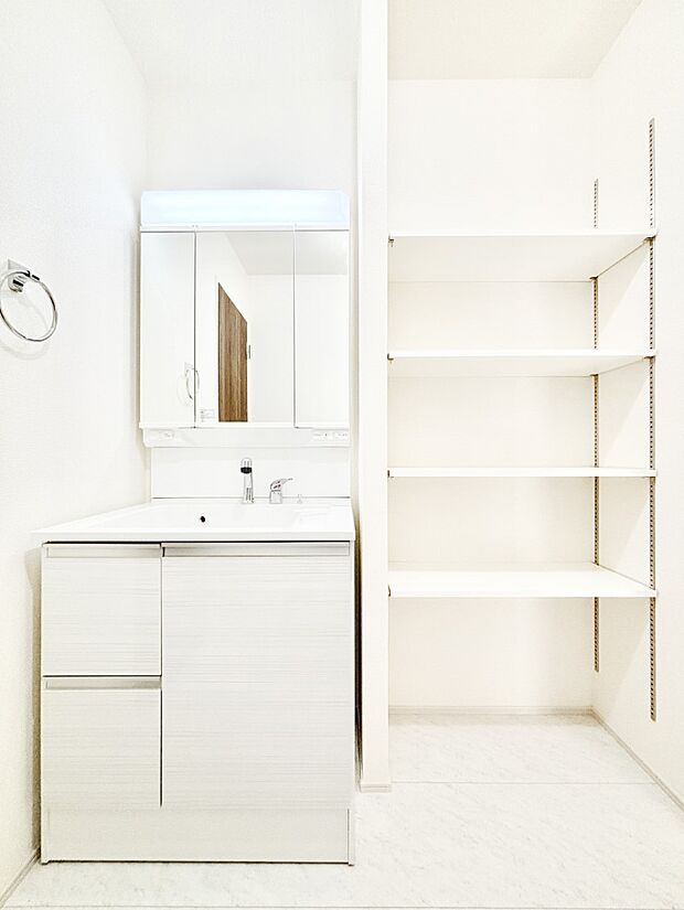 三面鏡キャビネット・シャワー付き洗面化粧台で忙しい朝の身支度もスムーズに！