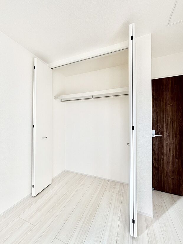 毎日着る衣類や荷物などの収納に便利なクローゼット付きです