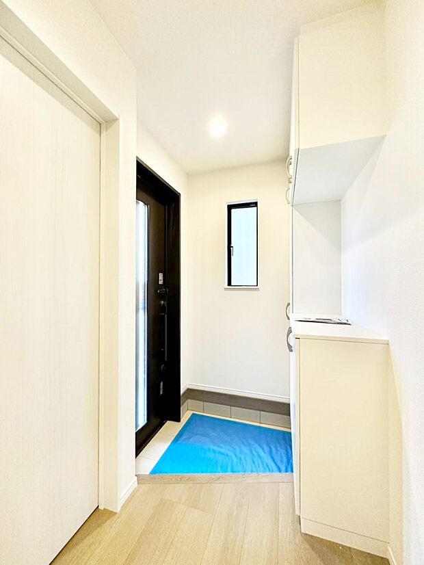 明るい玄関はお客様をお出迎えするのにぴったりです！ 