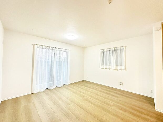 家族の笑顔が自然と生まれてくる、そんな雰囲気のダイニングに仕上がっています。