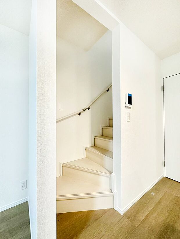 安全性を考慮し階段には手すりを設置しています