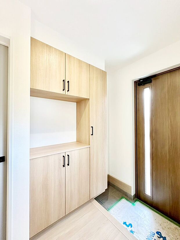 下駄箱はご家族の写真や季節のインテリアで飾り棚として演出できます