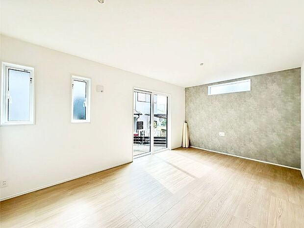 大きな窓からたっぷりの陽光と風を感じられるリビング