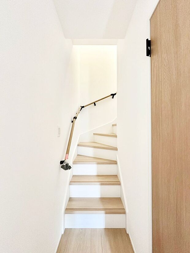 階段は手すり付きなので小さなお子さまやご高齢の方も安心です