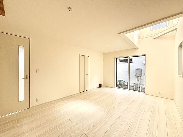 大きな窓からたっぷりの陽光と風を感じられるリビング