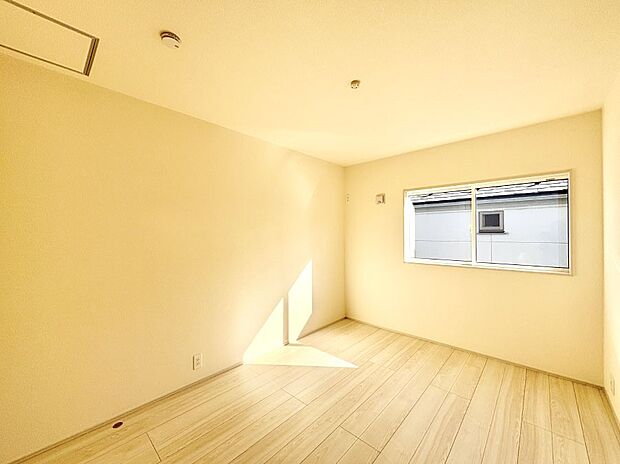 窓からのやさしい光が心地よいプライベートルーム  