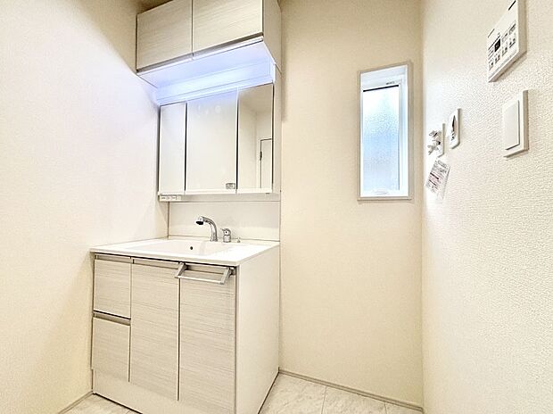 明るい洗面所は毎朝の身支度も楽しくできちゃいそうです。