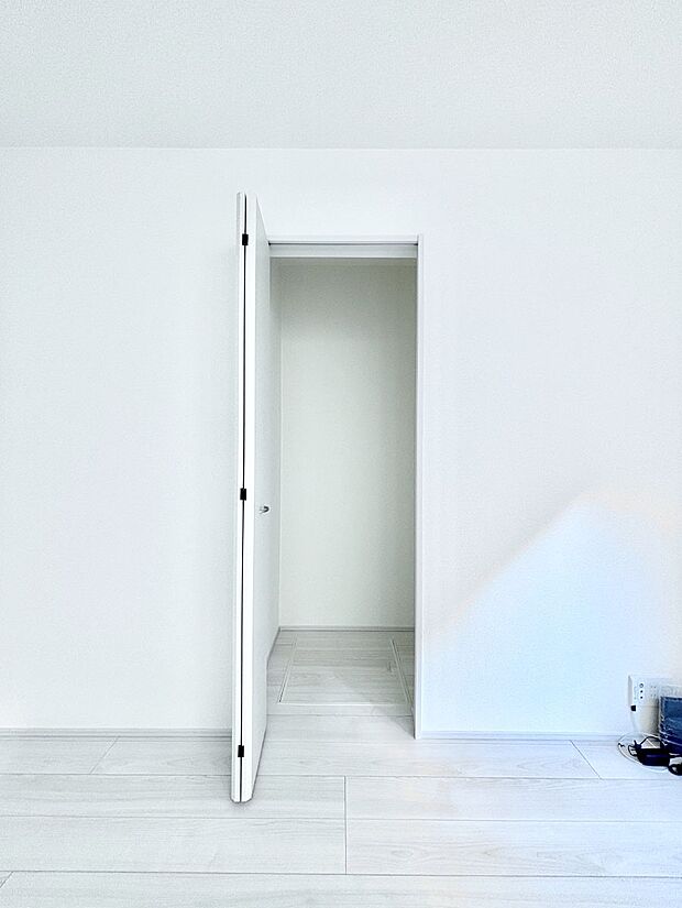 リビング収納。ここに収納があると物が集まるLDKがスッキリ片付きそうですね。  