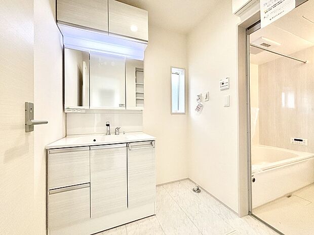 清潔感のある快適空間です。毎日の身支度も気持ち良くお使い頂けます。 