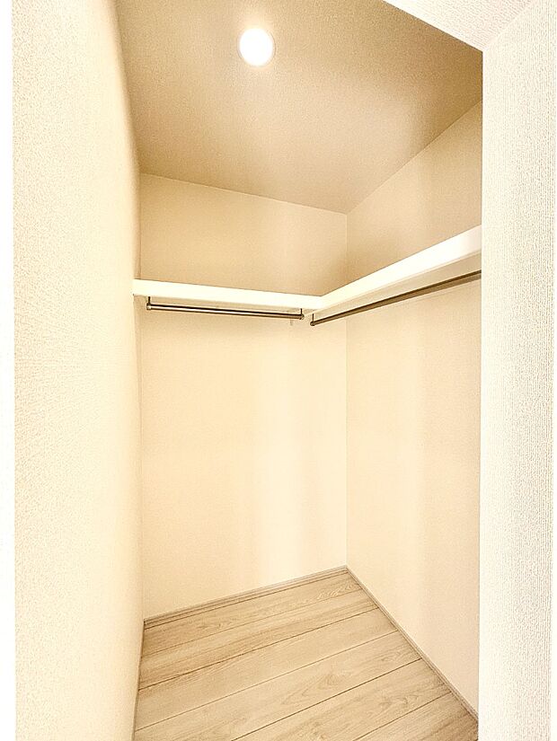 ウォークインクローゼット付きで生活空間を広く利用できます。