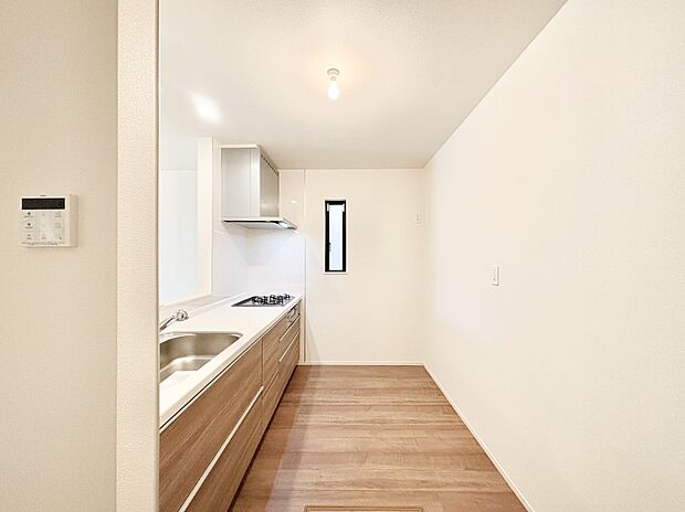 爽やかな風が通り抜けるキッチン。窓があるので明るく換気にも役立ちます。