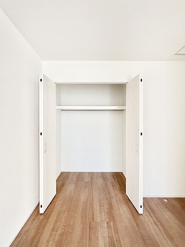 洋室のクローゼット。奥行きがあるので厚手の衣類もすっきり収まります。