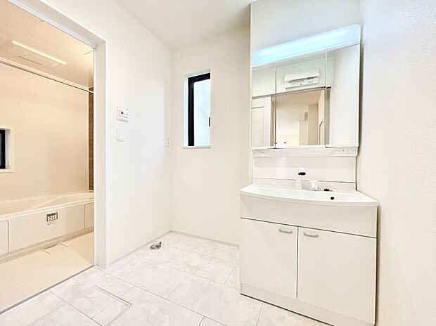 窓のある明るいランドリースペース