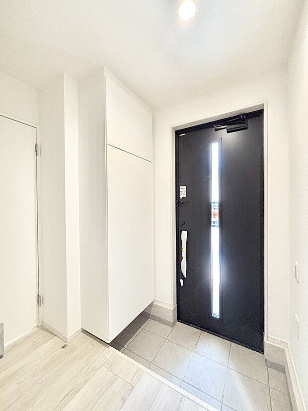 明るい玄関はお客様をお出迎えするのにぴったりです！ 