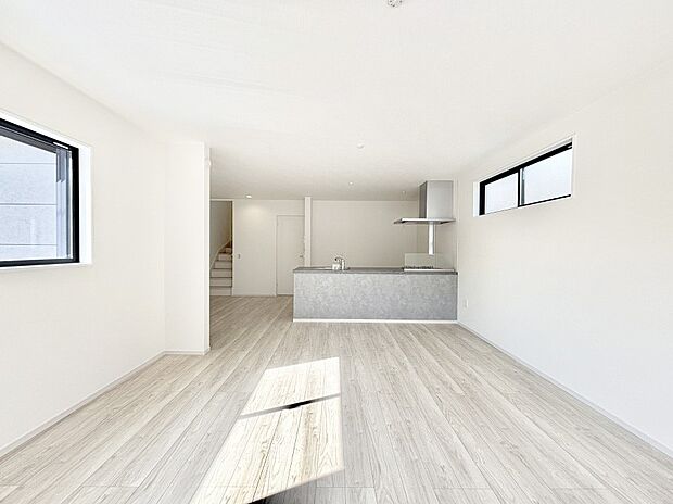 ご家族の賑やかな話し声で包まれる明るいリビング