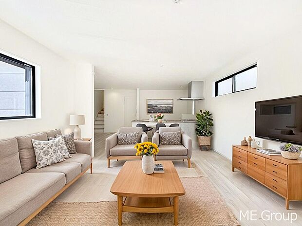 家族の和やかな会話が聞こえてきそう。開放感のあるリビングです。※家具はCGです  