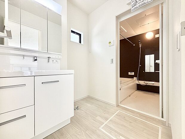 身支度もスムーズにおこなえる脱衣場。  