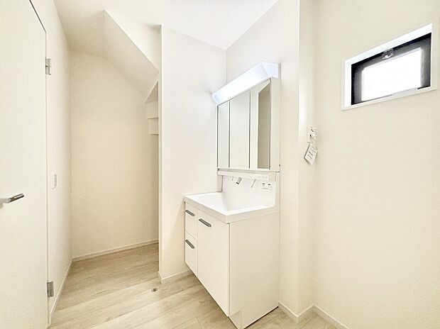 明るい洗面所は毎朝の身支度も楽しくできちゃいそうです。    