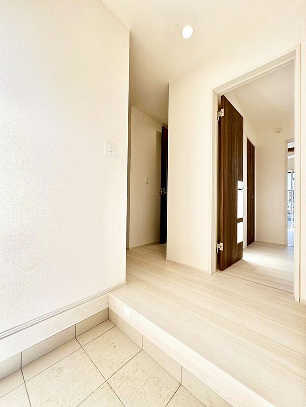 明るい玄関はお客様をお出迎えするのにぴったりです！ 