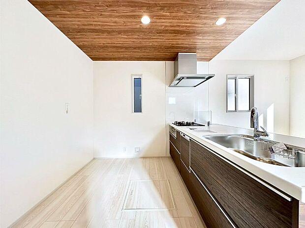 ポップアップ天井が素敵なキッチン！窓があるので採光もとれ換気にも役立ちます。